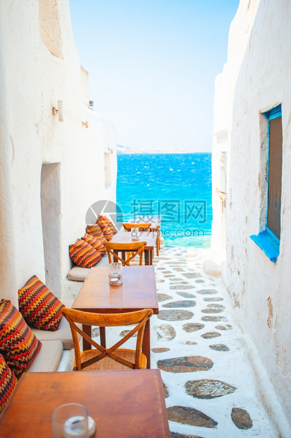 餐厅米科诺斯岛典型希腊户外咖啡馆的长椅和枕头可在基克拉泽斯群岛欣赏壮丽的海景目地建筑学图片