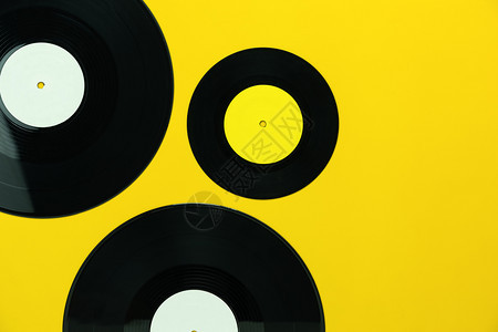 数据为了在主办公室桌台式复印空间用于创造设计文字和的现代黄纸上许多音乐磁盘的外形物体Flat平面光盘供创作设计文字和使用单词图片