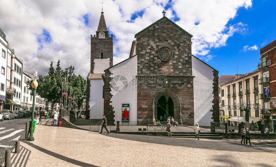 201年月日葡萄牙马德拉市富首府201年月日在历史中心街和圣母大教堂在街上行走的老镇主要塔十一月图片