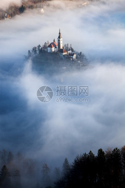 高山目的地清晨与小岛上的玛利亚占居地朝圣教堂和山崩中的布莱德城堡和朱力安阿尔卑斯一起雾密的弥漫之夜全景图片