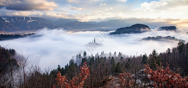 假设美丽的玛亚清晨与小岛上的玛利亚占居地朝圣教堂和山崩中的布莱德城堡和朱力安阿尔卑斯一起雾密的弥漫之夜图片