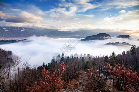 布莱斯科清晨与小岛上的玛利亚占居地朝圣教堂和山崩中的布莱德城堡和朱力安阿尔卑斯一起雾密的弥漫之夜美丽天线图片