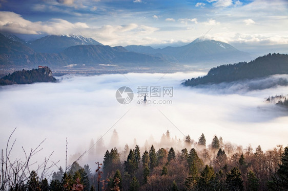 玛丽亚清晨与小岛上的玛利亚占居地朝圣教堂和山崩中的布莱德城堡和朱力安阿尔卑斯一起雾密的弥漫之夜朱利安流血图片