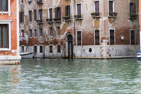 地中海旅游意大利威尼斯2013年4月日意大利威尼斯的运河和古建筑街景意大利威尼斯是东北部的一个城市位于由18个小岛组成的与运河隔图片