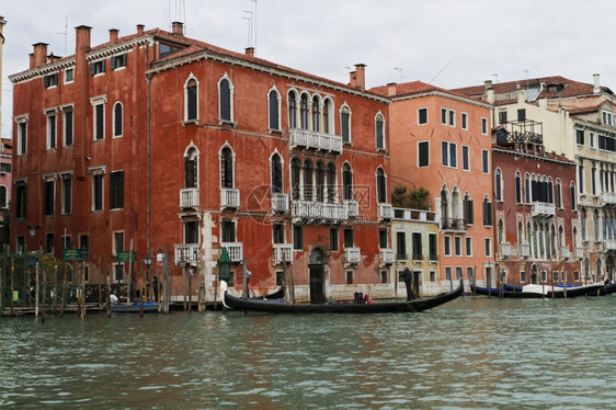 一种意大利威尼斯2013年4月日意大利威尼斯的运河和古建筑街景意大利威尼斯是东北部的一个城市位于由18个小岛组成的与运河隔开并由图片