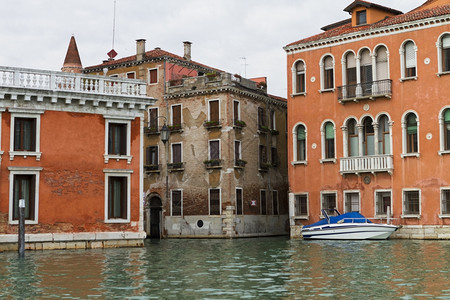 城市景观团体意大利威尼斯2013年4月日意大利威尼斯的运河和古建筑街景意大利威尼斯是东北部的一个城市位于由18个小岛组成的与运河图片