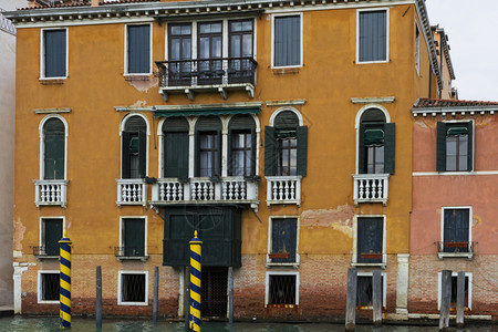 意大利威尼斯2013年4月日意大利威尼斯的运河和古建筑街景意大利威尼斯是东北部的一个城市位于由18个小岛组成的与运河隔开并由桥梁图片