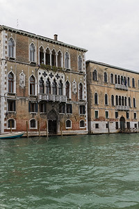 船夫意大利威尼斯2013年4月日意大利威尼斯的运河和古建筑街景意大利威尼斯是东北部的一个城市位于由18个小岛组成的与运河隔开并由图片