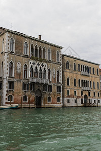 历史一种建筑学意大利威尼斯2013年4月日意大利威尼斯的运河和古建筑街景意大利威尼斯是东北部的一个城市位于由18个小岛组成的与运图片