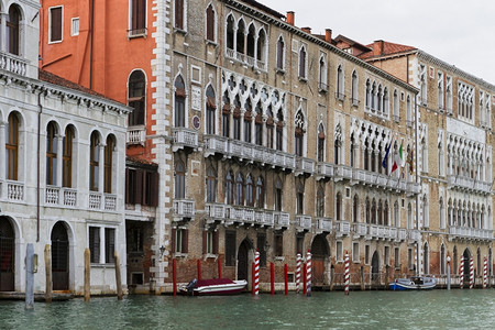 建筑学地中海意大利威尼斯2013年4月日意大利威尼斯的运河和古建筑街景意大利威尼斯是东北部的一个城市位于由18个小岛组成的与运河图片