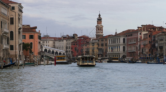 贡多拉文化威尼斯人意大利2013年4月日意大利威尼斯的运河和古建筑街景意大利威尼斯是东北部的一个城市位于由18个小岛组成的与运河图片