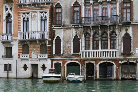 船贡多拉夫意大利威尼斯2013年4月日意大利威尼斯的运河和古建筑街景意大利威尼斯是东北部的一个城市位于由18个小岛组成的与运河隔图片