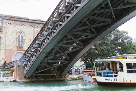 著名的意大利威尼斯2013年4月日意大利威尼斯的运河和古建筑街景意大利威尼斯是东北部的一个城市位于由18个小岛组成的与运河隔开并图片
