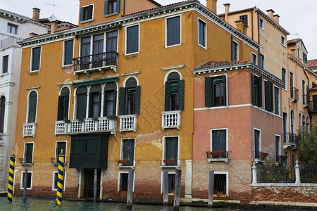 一种盛大意利威尼斯2013年4月日意大利威尼斯的运河和古建筑街景意大利威尼斯是东北部的一个城市位于由18个小岛组成的与运河隔开并图片
