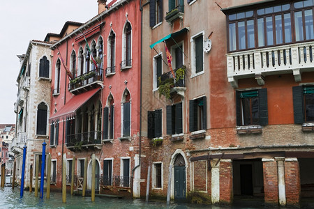 古老的船夫意大利威尼斯2013年4月日意大利威尼斯的运河和古建筑街景意大利威尼斯是东北部的一个城市位于由18个小岛组成的与运河隔图片