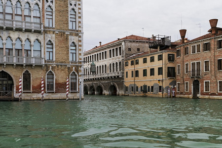 古老的目地风景优美意大利威尼斯2013年4月日意大利威尼斯的运河和古建筑街景意大利威尼斯是东北部的一个城市位于由18个小岛组成的图片