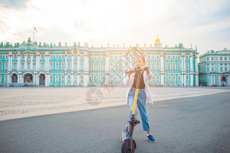 在圣彼得堡宫殿广场上乘坐电动摩托车的小女孩这是俄罗斯和世界最大的历史博物馆之一在俄罗斯圣彼得堡宫殿广场上最受欢迎的博物馆是俄罗斯图片
