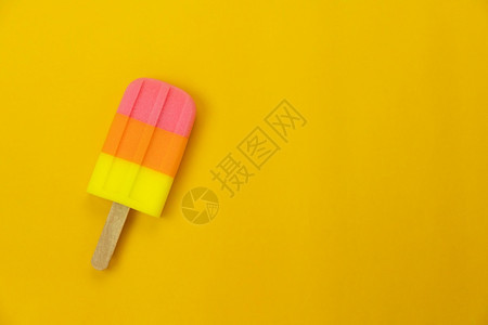 表格顶端视图天文像夏季节假日的标志或食物空中图像背景概念Flat在现代生锈黄纸上贴着甜冰淇淋的面条和复制空间设计词快乐的平板粉色图片