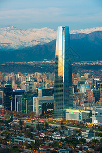 世界公司的范围智利圣地亚哥大都会区智利普罗维登西亚和拉斯康德区全景后边是科斯塔纳拉中心摩天大楼和安第斯山脉图片