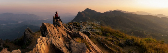 草地赖清莱泰多台唐为观看山顶地女登日落的青湄公河最佳景点在山地风中观赏高山地貌妇女HountModlePhaTang蒋图片