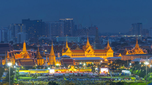 威严盛大天空2015年月日泰国王桑南卢朗和大宫殿的观景2015年月日人民聚集一堂观看烟花并庆祝国王柯陛下生日庆典祝父亲节图片