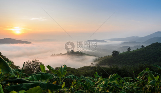 泰国永海省PhuHuaiIsan山区风景的湄公河上日出时雾大丰富多彩的桑昆蓝色图片