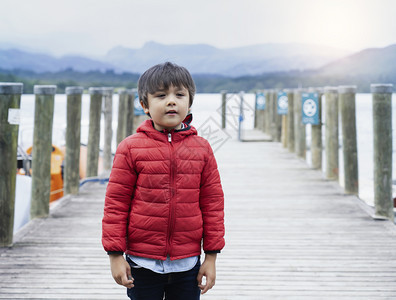 情感夏天活动在湖边的码头上站着高特键式轻光混杂种族儿童在户外放松背景模糊码头这是可爱孩子笑面露的坎迪奇肖像图片