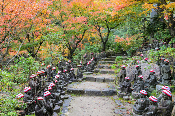 叶子途径在日本广岛宫间Daishoin寺庙堂秋天的日本花园与佛祖连成小道红叶图片