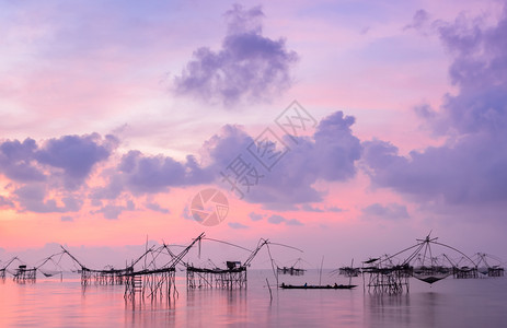 美丽的亚洲与渔网或上岸在泰国费特隆经营的升降网相伴多彩日出海景洋图片