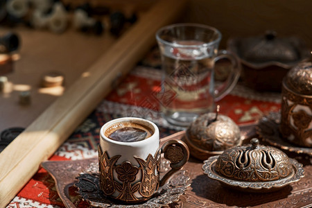 斋月传统土耳其咖啡和美味菜放在铜盘上桌布有全国模式的桌布近身浅的野地BEGAMMO游戏日间休息餐厅青睐图片