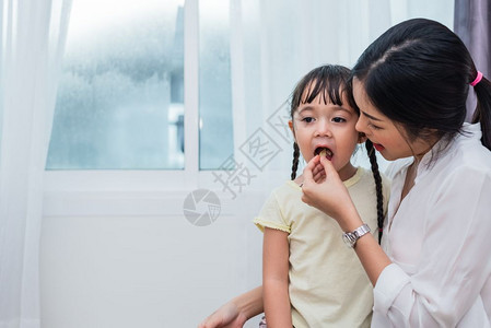 爱让学生吃零食回到学校教育概念孩子们的主题家庭甜蜜的和托儿所主题校对PortnoyFamilyandNurry主题女孩妈图片