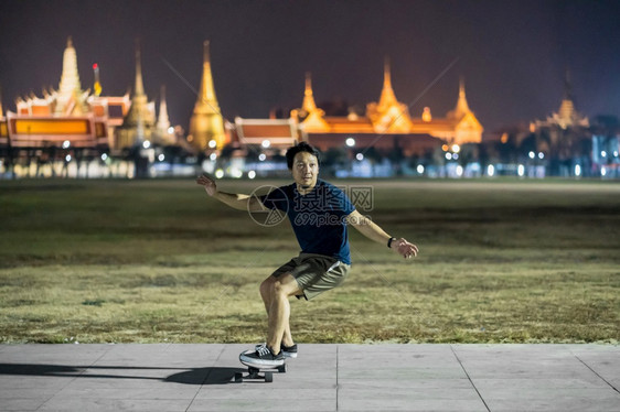 行动晚上在户外公园玩冲浪skate或滑板的亚洲快乐男子照片模糊了曼谷大宫泰国低光极运动健康和锻炼时尚等概念19青少年乐趣图片