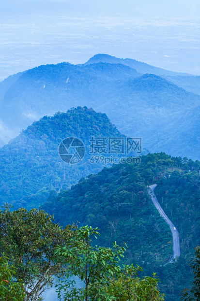 在清迈旅游景点泰国北部清迈市DoiAngKhang附近一个宁静的景象清迈旅游点晨雾中山地路风景靠近观东南图片