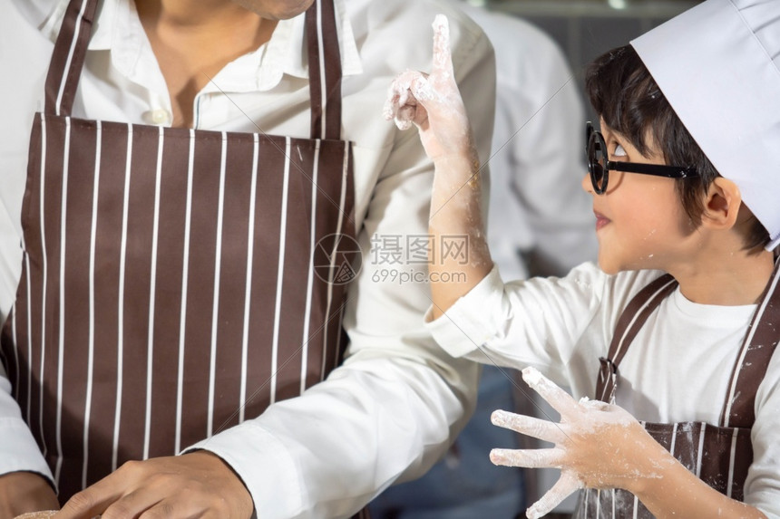 小男孩厨房玩面粉图片