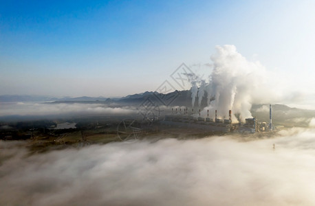 工业的在大面积地区煤发电厂上空中观测蒸汽烟雾机器正在工作每天早上用雾和云来发电对燃煤厂进行空中观测a利用喷雾和云来发电多于化石图片