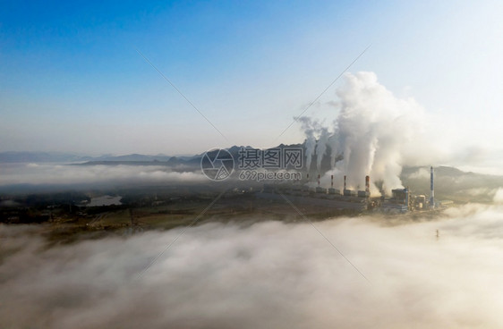 工业的在大面积地区煤发电厂上空中观测蒸汽烟雾机器正在工作每天早上用雾和云来发电对燃煤厂进行空中观测a利用喷雾和云来发电多于化石图片