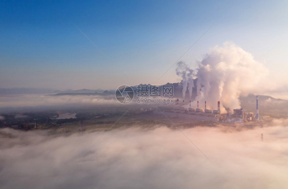 工程抽烟石化在大面积地区的煤发电厂上空中观测蒸汽烟雾机器正在工作每天早上用雾和云来发电对燃煤厂进行空中观测a利用喷雾和云来发电图片