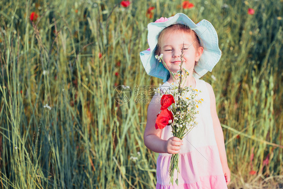 夏令帽子年轻的野花田中可爱小女孩为妈采春花在草地上与自然相近的时间里为母亲摘树冠日献给母亲图片