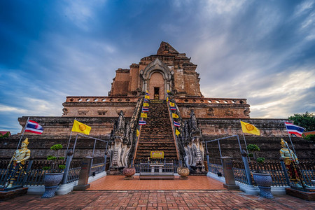 晚上兰纳WatChediLuang是历史中心的一个佛教寺庙是清迈的主要旅游景点青云日落背景ThawatLuang是位于泰国清迈的图片