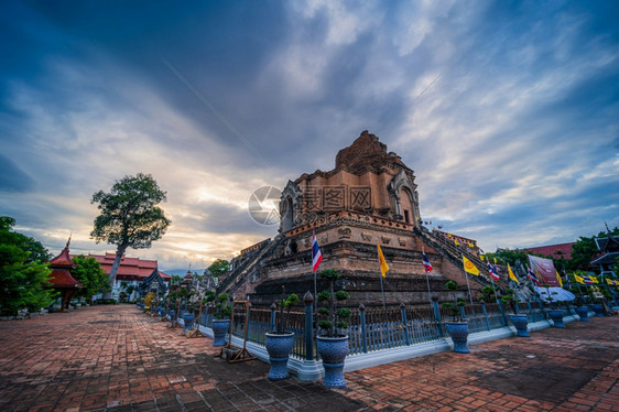 佛塔宗教泰国atWatChediLuang是历史中心的一个佛教寺庙是清迈的主要旅游景点青云日落背景ThawatLuang是位于泰图片