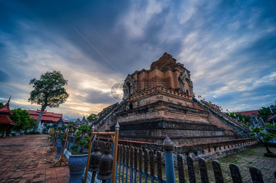 崇拜历史的和平WatChediLuang是历史中心的一个佛教寺庙是清迈的主要旅游景点青云日落背景ThawatLuang是位于泰国图片