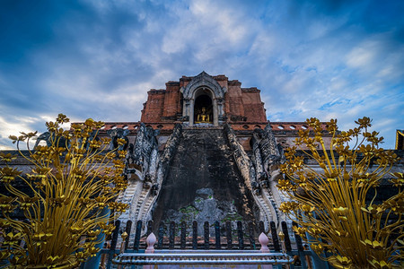 佛塔重大的笏WatChediLuang是历史中心的一个佛教寺庙是清迈的主要旅游景点青云日落背景ThawatLuang是位于泰国清图片
