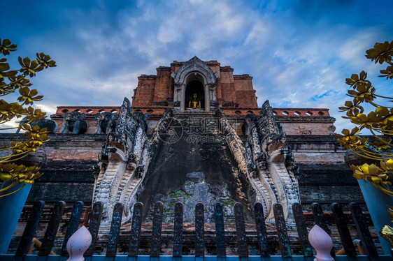 蓝色的WatChediLuang是历史中心的一个佛教寺庙是清迈的主要旅游景点青云日落背景ThawatLuang是位于泰国清迈的一图片