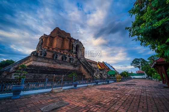 WatChediLuang是历史中心的一个佛教寺庙是清迈的主要旅游景点青云日落背景ThawatLuang是位于泰国清迈的一座佛教图片