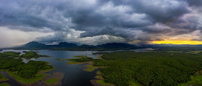 泰国南邦MaeMoh梅昌水库山上暴雨的景观鸟瞰全日落时分无人机梅昌水库户外平静的戏剧图片