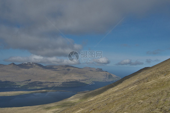 风景美丽视野优观景绿海山脉在色和洋中被侵蚀背景为阳光明媚的一天法罗群岛上空有黑暗的木斑以最佳旅行背景为例法罗群岛面貌优美的福罗群图片