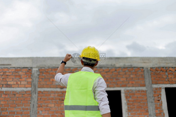 装饰师木材建筑人看着工地举起手来表达他欢乐的心情一建造人看筑工地举起手来表达他的欢乐时光工人图片