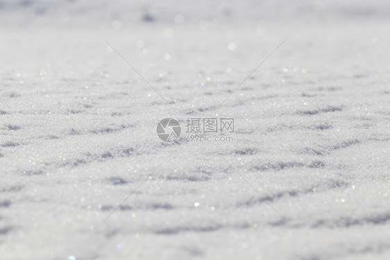 在雪地滑时不规则现象和线条是可见的照片中央有一条直线在地面雪滑场的顶部和底有近身格莱尔Glare我冬天土地雪花框架图片