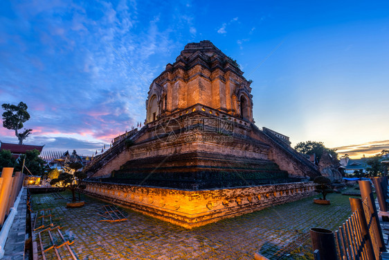 麦WatChediLuang是历史中心的一个佛教寺庙是清迈的主要旅游景点青云日落背景ThawatLuang是位于泰国清迈的一座佛图片