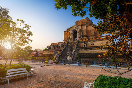 WatChediLuang是历史中心的一个佛教寺庙是清迈的主要旅游景点青云日落背景ThawatLuang是位于泰国清迈的一座佛教图片